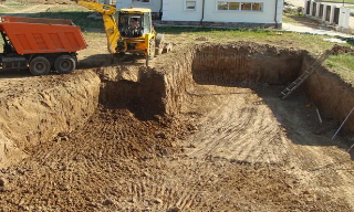 Рытье котлованов под фундамент в Железногорске – цена от 2598 руб. за м3 | 2Землекопа-Жлк